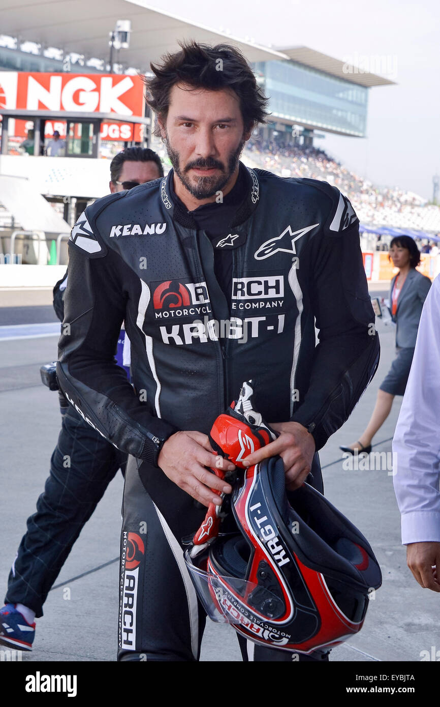 Attore Keanu Reeves test-corse il suo arco motociclo 'KRGT-1' durante il tracciato di Suzuka 8 Ore del FIM Endurance World Championship sul circuito di Suzuka in Prefettura di Mie, Giappone il 25 luglio 2015. Foto Stock