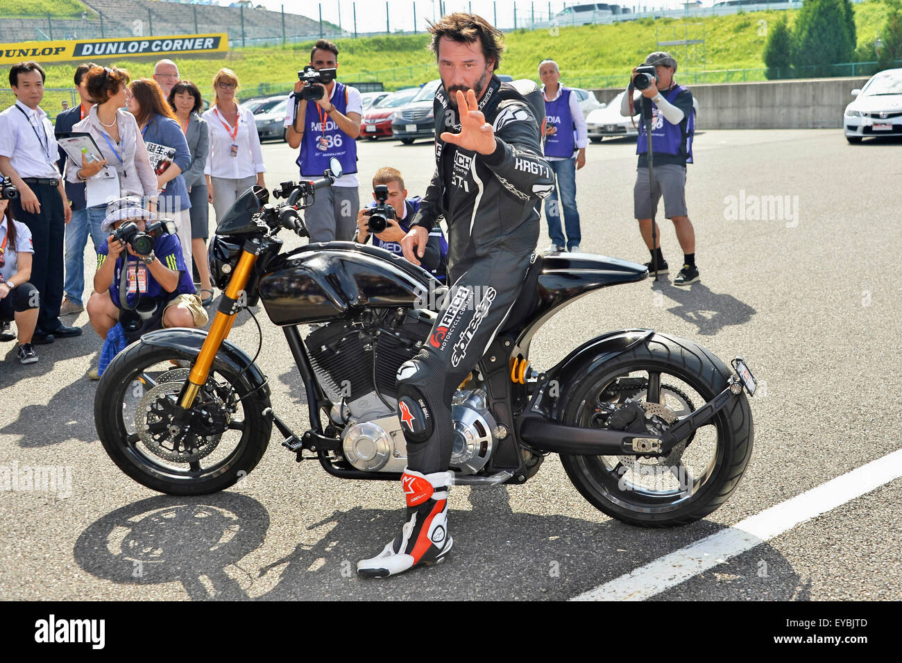 Attore Keanu Reeves test-corse il suo arco motociclo 'KRGT-1' durante il tracciato di Suzuka 8 Ore del FIM Endurance World Championship sul circuito di Suzuka in Prefettura di Mie, Giappone il 25 luglio 2015. Foto Stock