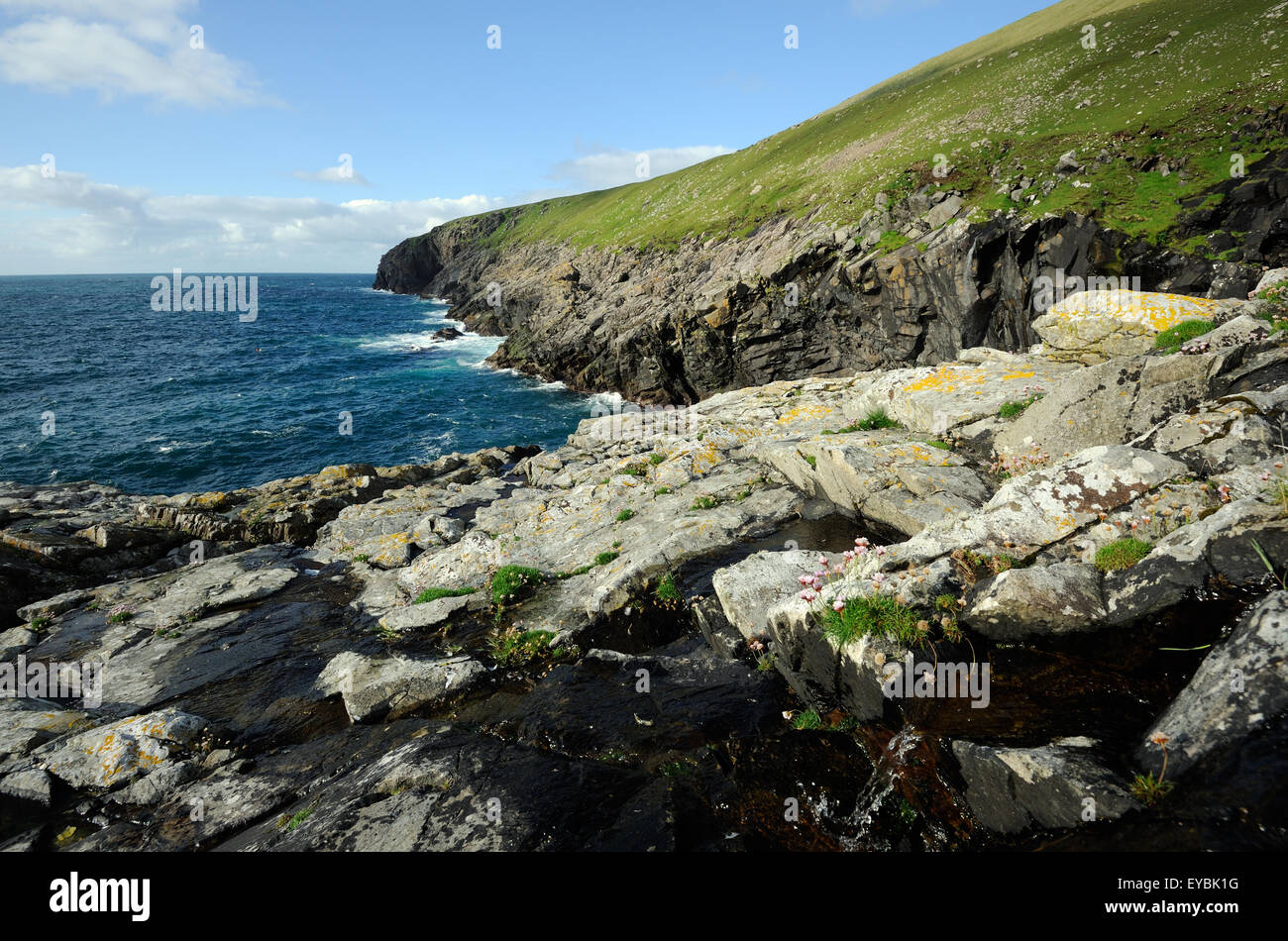Scogliere sul mare sulla costa sud occidentale di Hirta. Hirta, St Kilda, Scotland, Regno Unito. Foto Stock