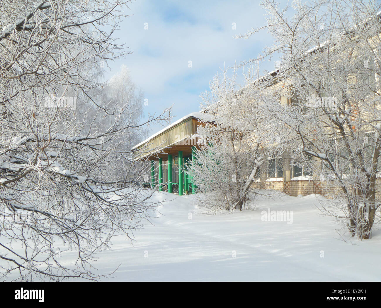 Paesaggio invernale con il tipo sulla costruzione Foto Stock