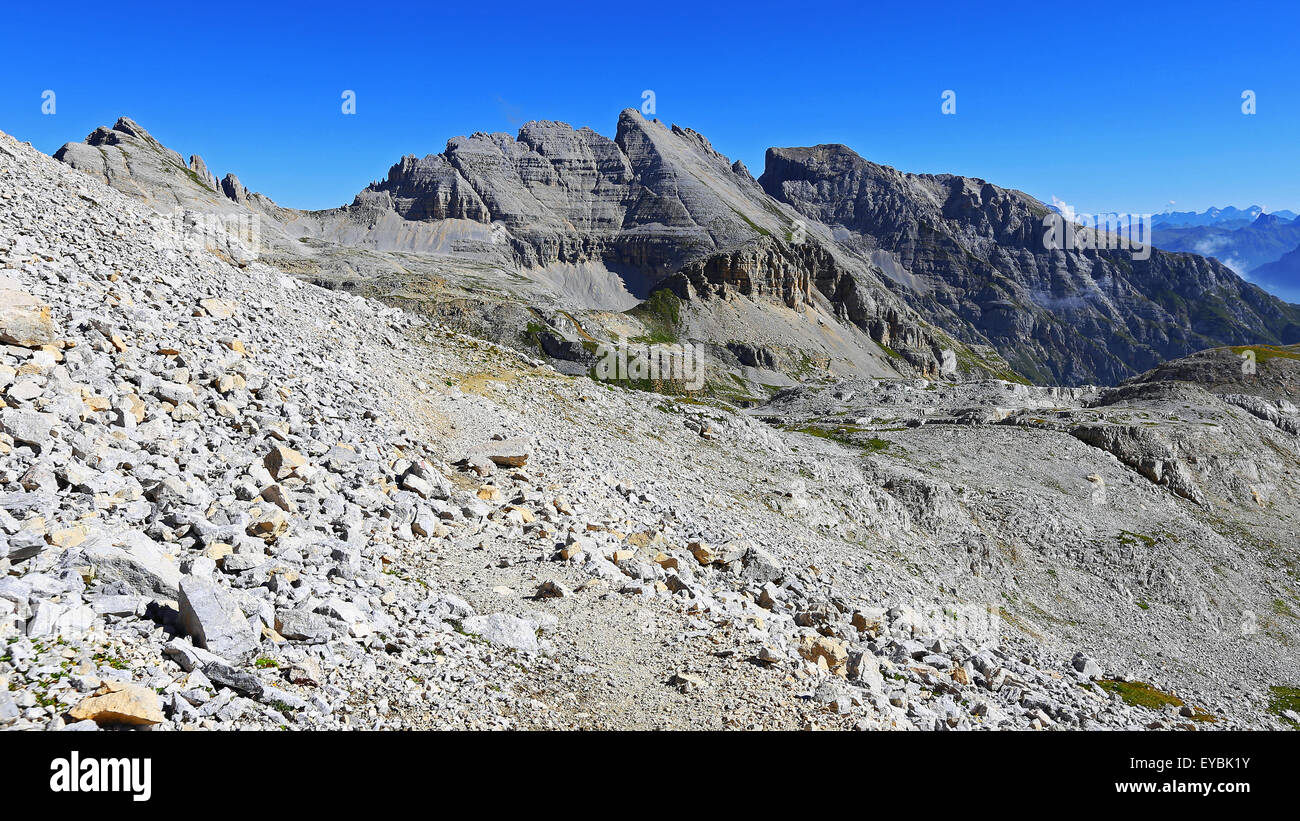Il Latemar mountain range. Le Dolomiti della Val di Fiemme. Rocce calcaree in Valsorda valle; vista sul Cimon del Latemar, Schenon picchi. Alpi italiane. Foto Stock