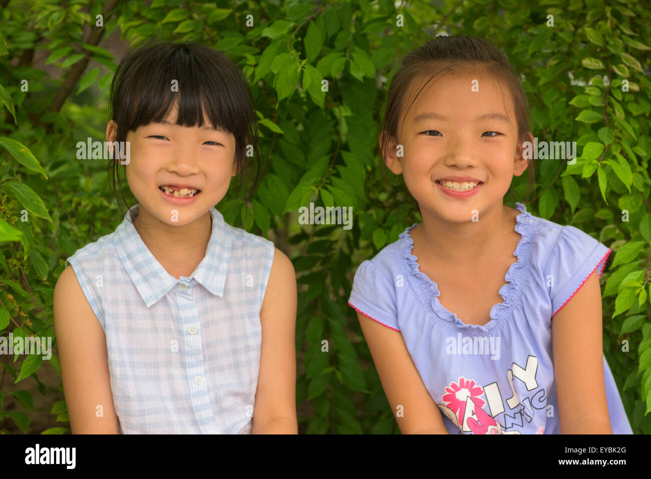 Sorelle vicino a Pechino il Centro Nazionale per le Arti dello Spettacolo, Pechino, sorridere per la fotocamera - Luglio 2015 Foto Stock