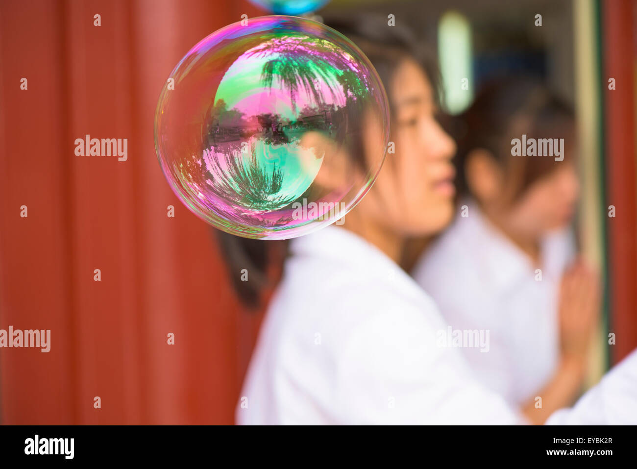 Le cameriere al tè-casa nel parco Bei Hai, Pechino, soffiare bolle Foto Stock