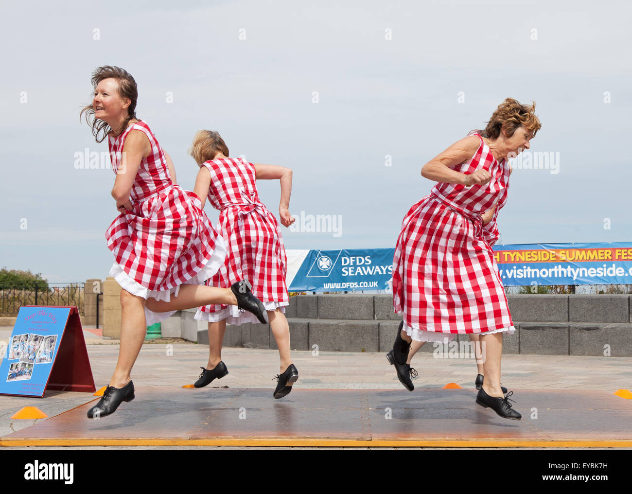Whitley Bay Regno Unito. Il 26 luglio 2015. Appalachian dancing a passo in questo modo a Whitley Bay sotto la cupola Festival, North Tyneside. Credito: Washington Imaging/Alamy Live News Foto Stock
