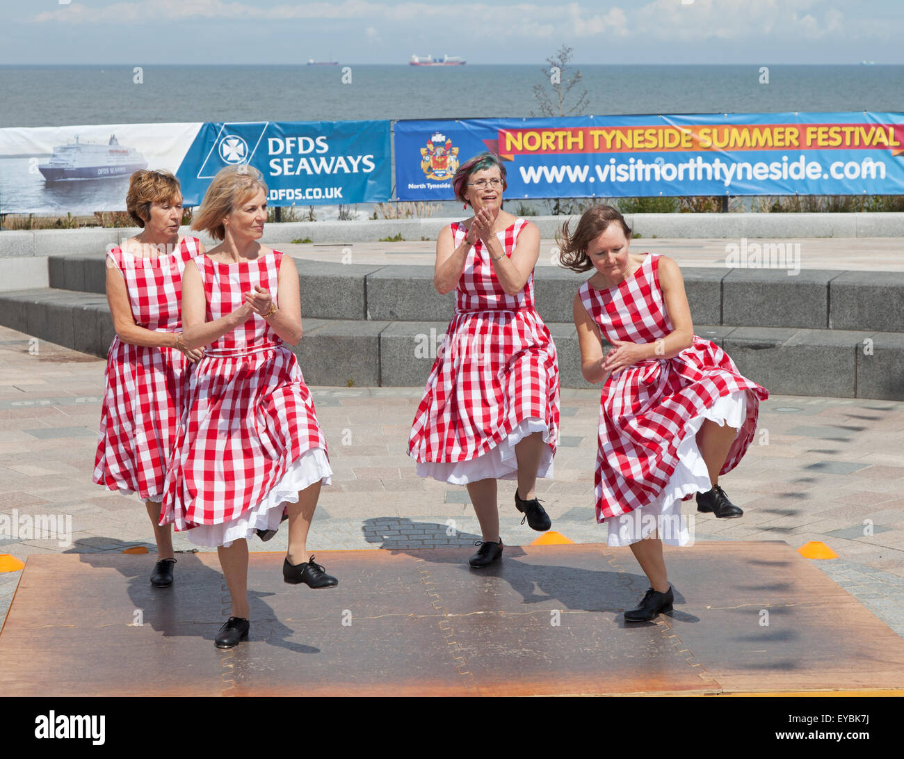 Whitley Bay Regno Unito. Il 26 luglio 2015. Appalachian dancing a passo in questo modo a Whitley Bay sotto la cupola Festival, North Tyneside. Credito: Washington Imaging/Alamy Live News Foto Stock