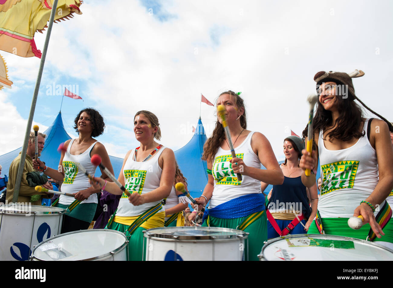 Malmesbury, Wiltshire, Regno Unito. 26 Luglio, 2015. WOMAD Festival processione nella terza e ultima giornata del festival va dal mondo dei bambini per il Siam tenda a Charlton Park, Inghilterra, Regno Unito. Il sole brillava per la sfilata ma questo anno è più corta rispetto al normale a causa della pioggia e terreni fangosi. Credito: Francesca Moore/Alamy Live News Foto Stock