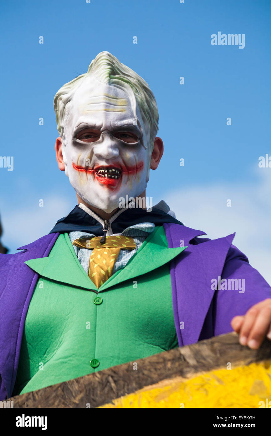 Swanage, DORSET REGNO UNITO 26 luglio 2015. Swanage sfilata di carnevale in luglio con il tema di supereroi - Il carattere jolly da Batman Credito: Carolyn Jenkins/Alamy Live News Foto Stock