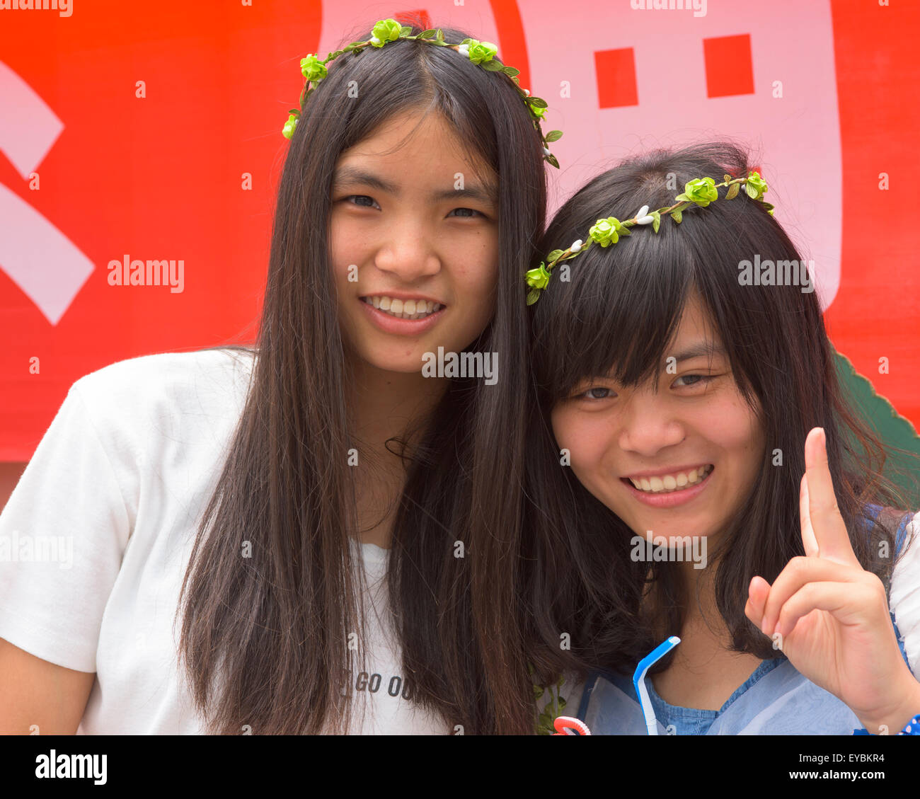 Studente di dare la pace-segno, Tianjin, Cina - Luglio 2015 Foto Stock