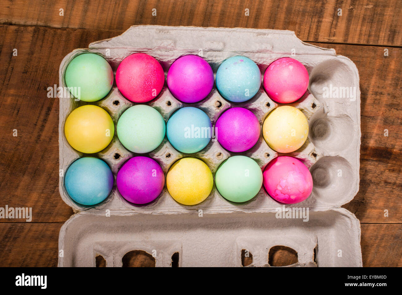 Carta cartone uovo di colorati naturalmente tinti uova di Pasqua Foto Stock