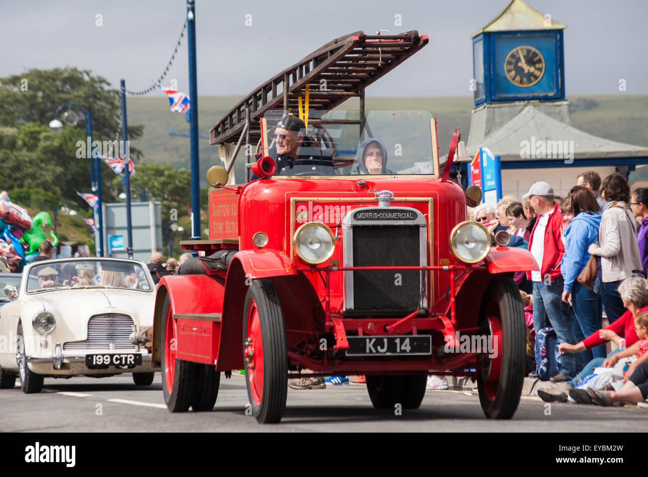 Swanage, Dorset, Regno Unito. 26 Luglio, 2015. Swanage sfilata di carnevale in luglio con il tema di supereroi - vecchio motore fire Credito: Carolyn Jenkins/Alamy Live News Foto Stock