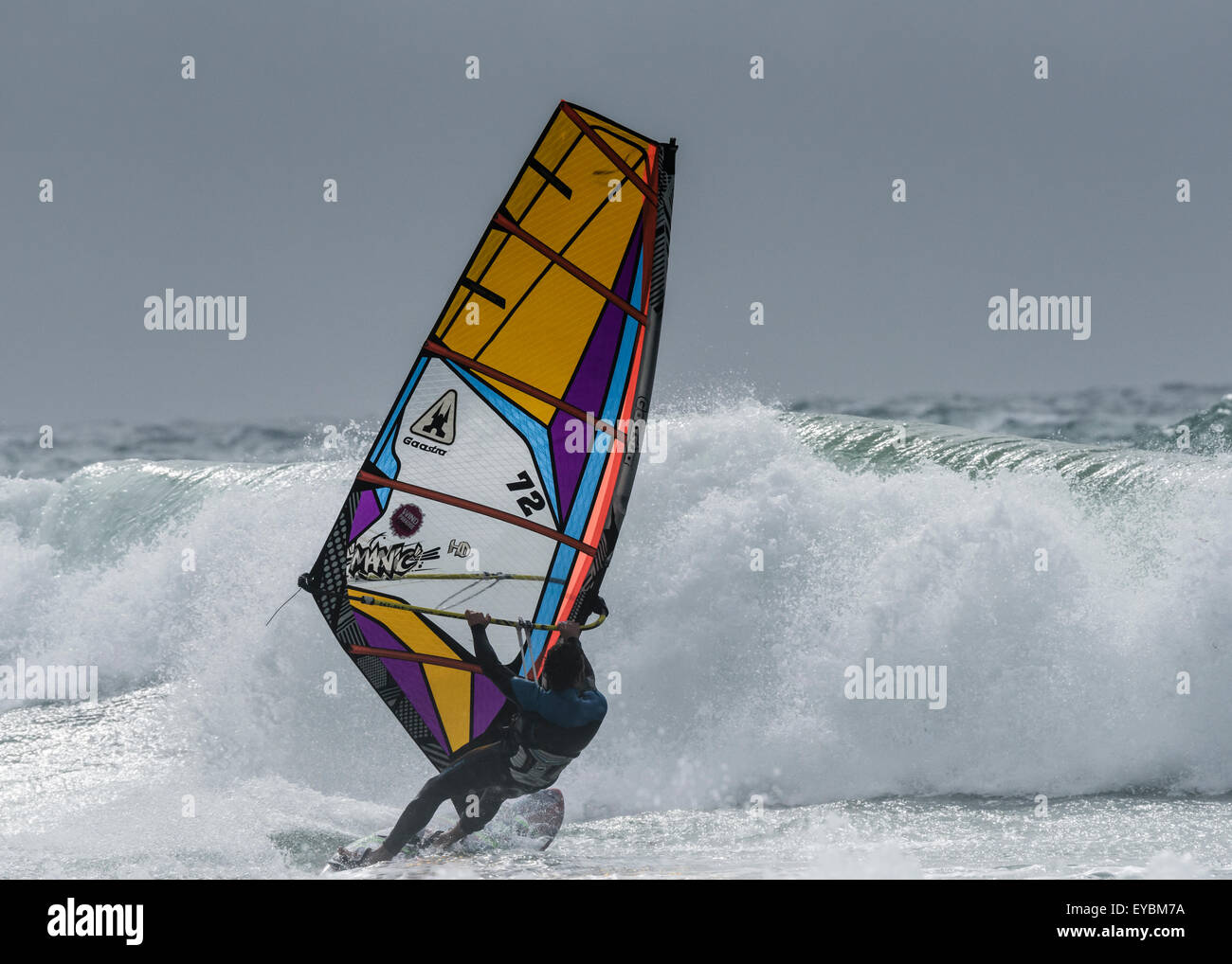 Azione di windsurf. Tarifa, Cadice, Costa de la Luz, Andalusia, Spagna meridionale. Foto Stock