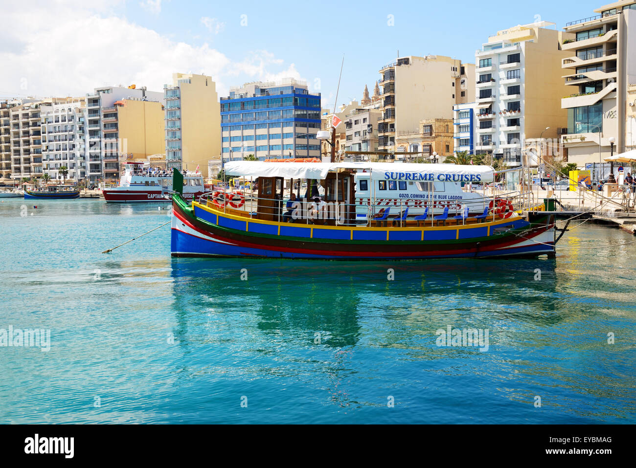 Il tradizionale maltese Luzzu barca per crociere di turisti, Sliema, Malta Foto Stock