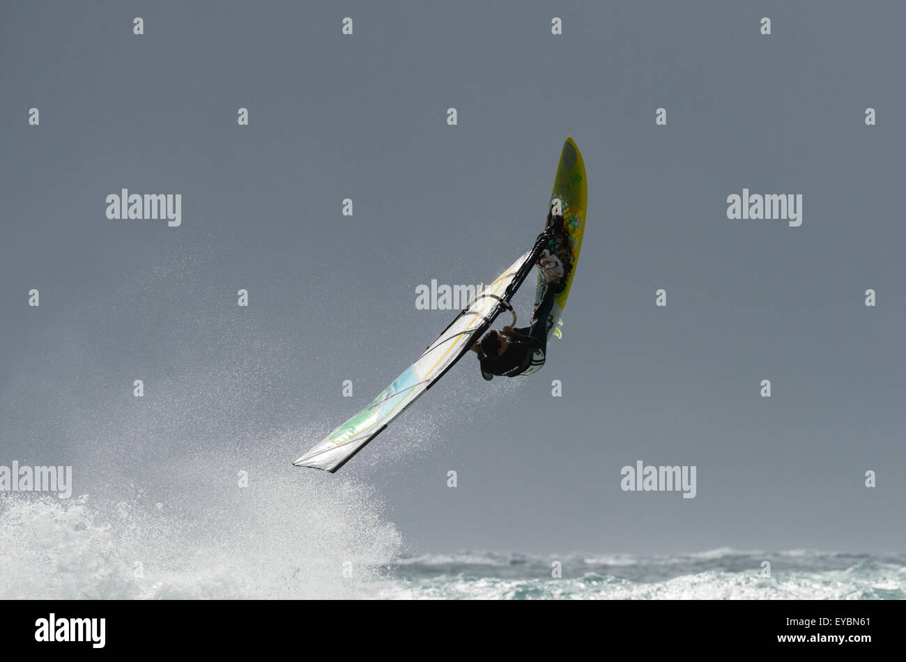 Azione di windsurf. Tarifa, Cadice, Costa de la Luz, Andalusia Spagna meridionale. Foto Stock