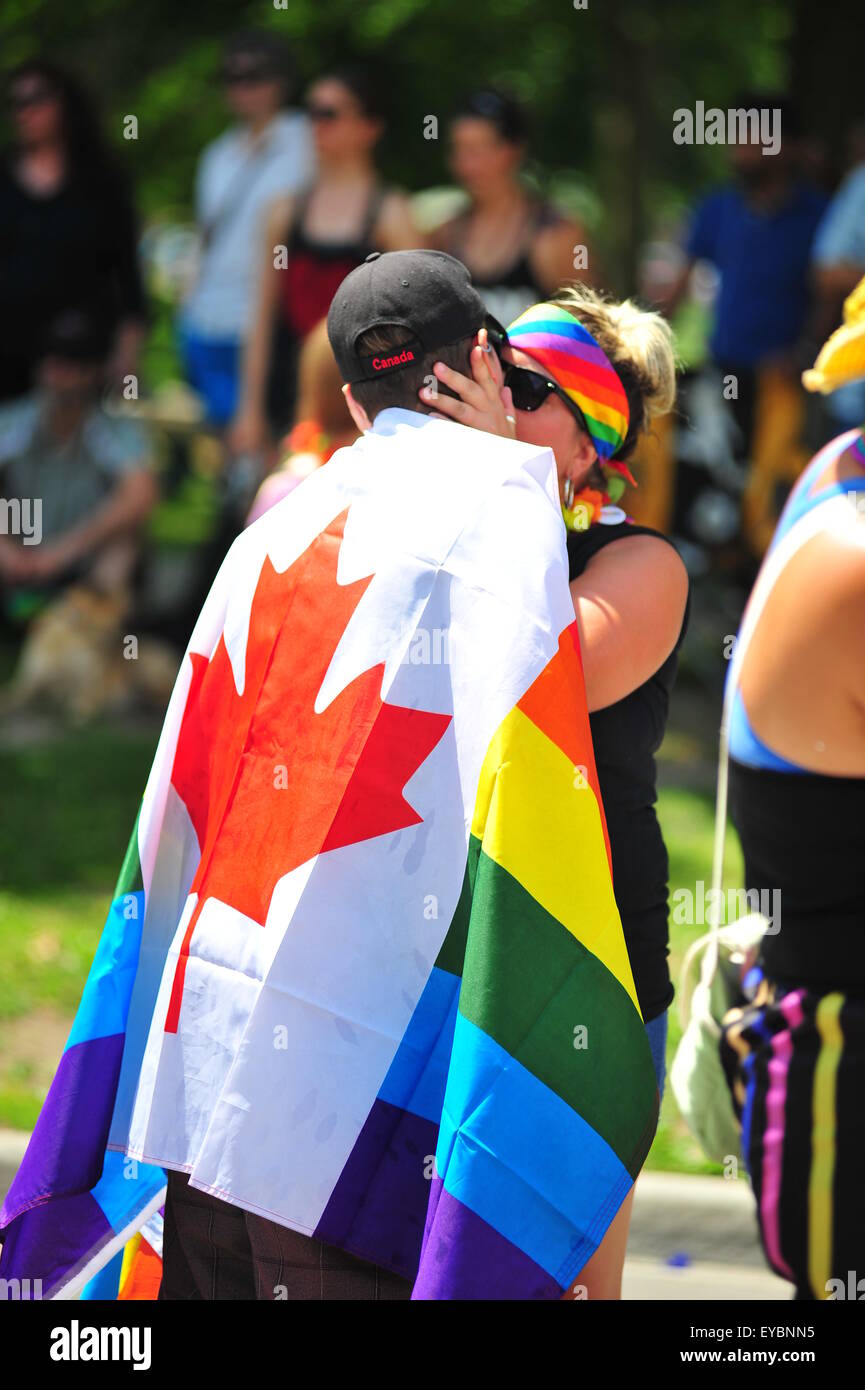 London, Ontario, Canada. 26 Luglio, 2015. Migliaia di persone lungo le strade di Londra per visualizzare oltre 100 galleggia prendere parte alla ventunesima edizione del Pride Parade. Il corteo arriva al termine di dieci giorni di eventi Pride in tutta la città. Credito: Jonny bianco/Alamy Live News Foto Stock