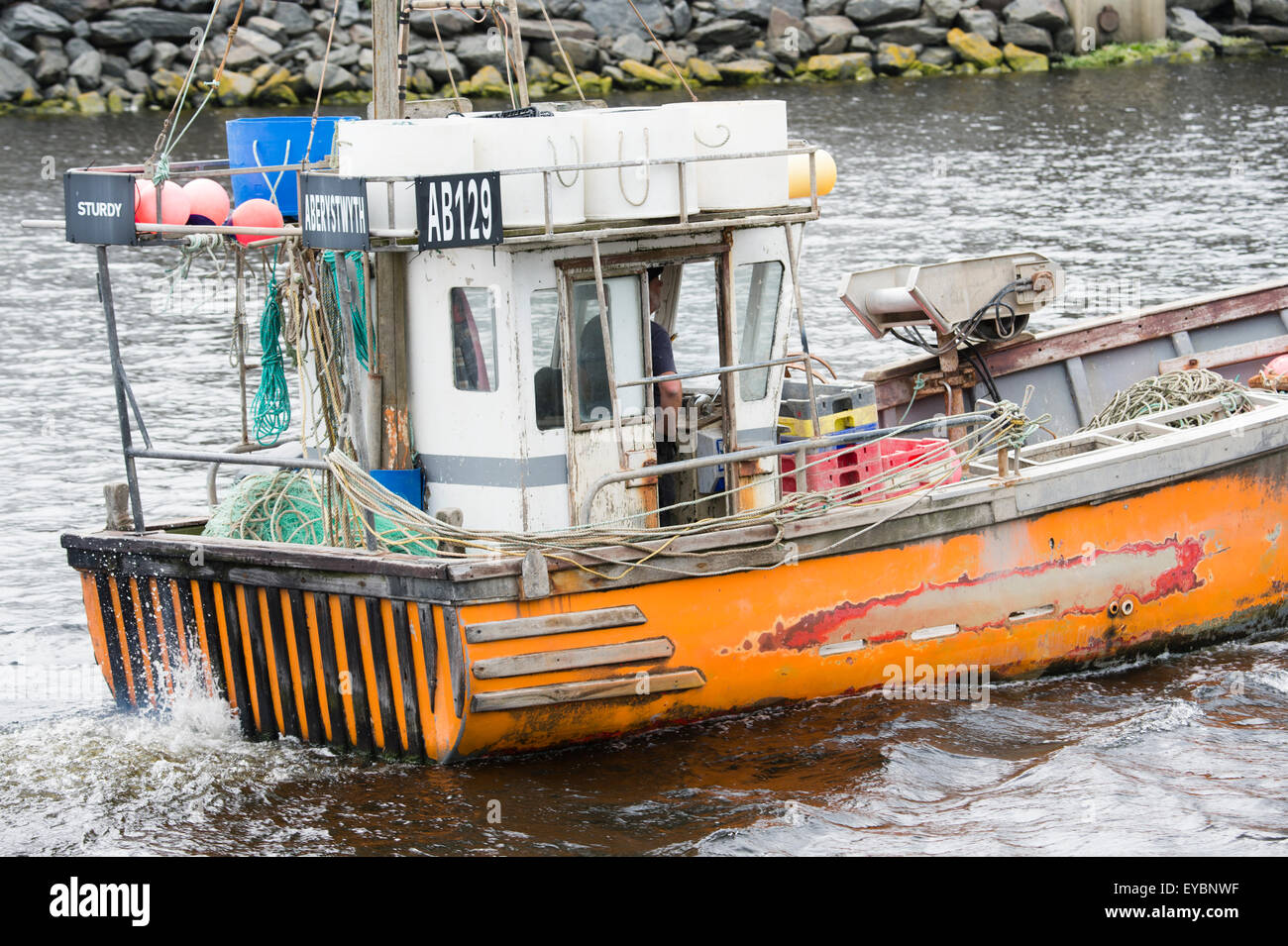 Una piccola pesca costiera lasciando barca Aberystwyth harbour Wales UK Foto Stock