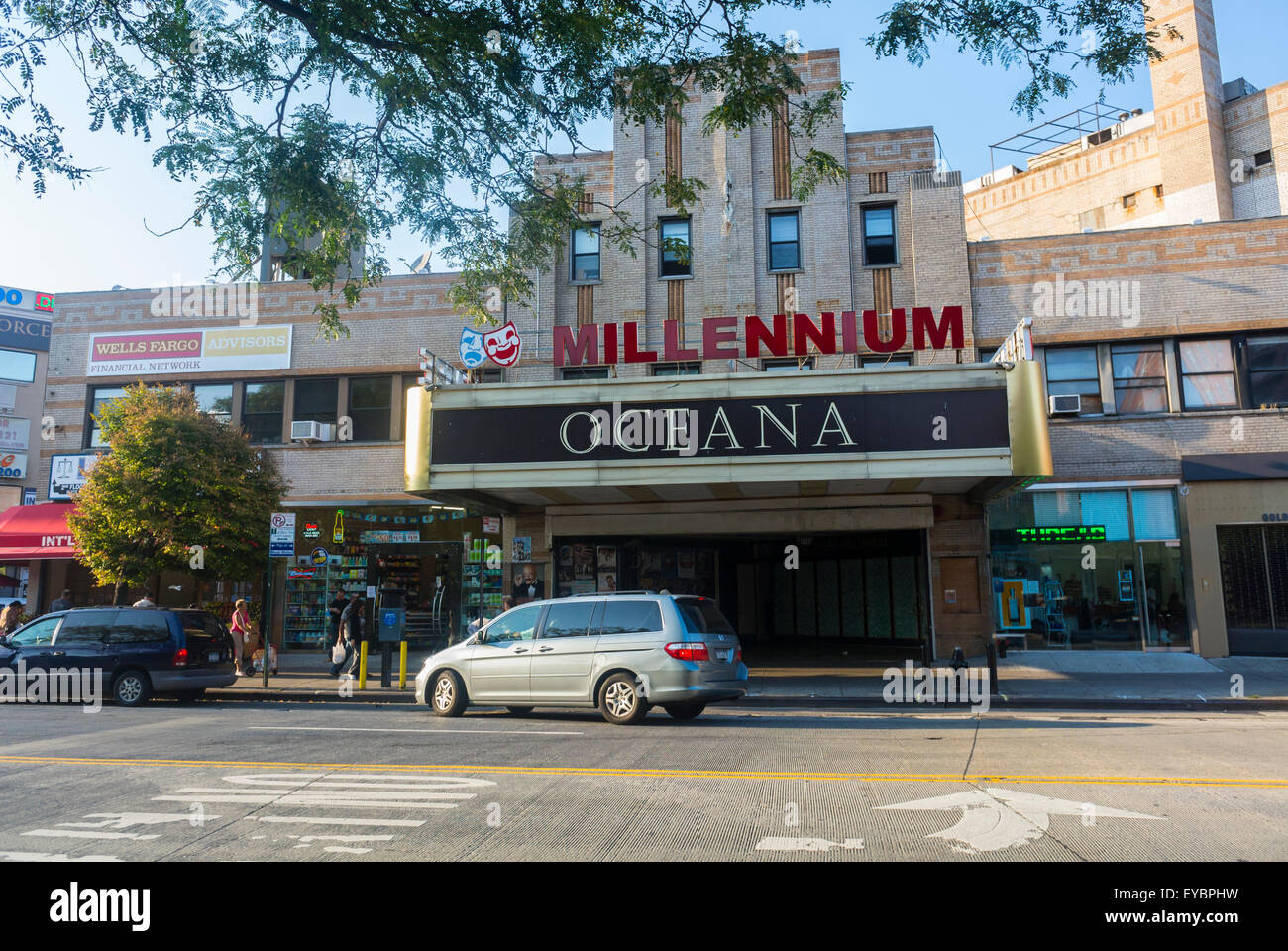 Brighton Beach, Brooklyn, New York, Stati Uniti, Russian Immigration Neighborhood Street Scenes, Store Building, Converted Movie Theater 'Oceana', architettura cinematografica d'epoca Foto Stock