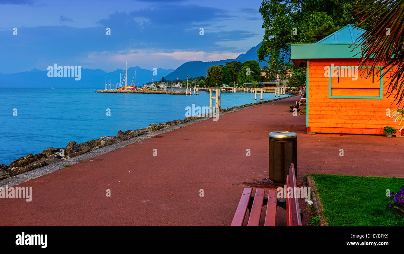 Evian-les-bains passeggiata vicino al lago di Ginevra al blue ora, Francia Foto Stock