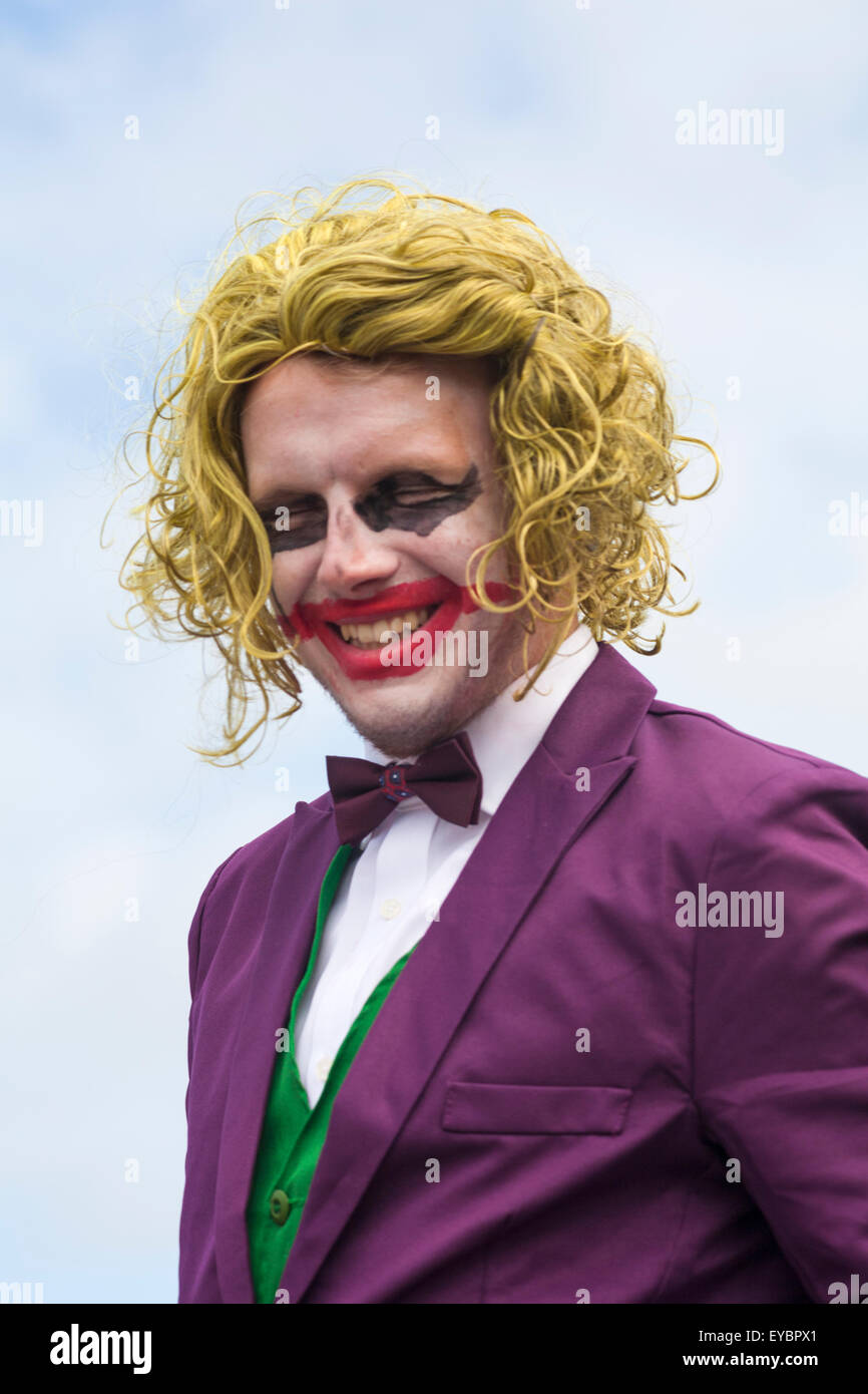 Swanage, DORSET REGNO UNITO 26 luglio 2015. Swanage sfilata di carnevale in luglio con il tema di supereroi - Il carattere jolly da Batman Credito: Carolyn Jenkins/Alamy Live News Foto Stock
