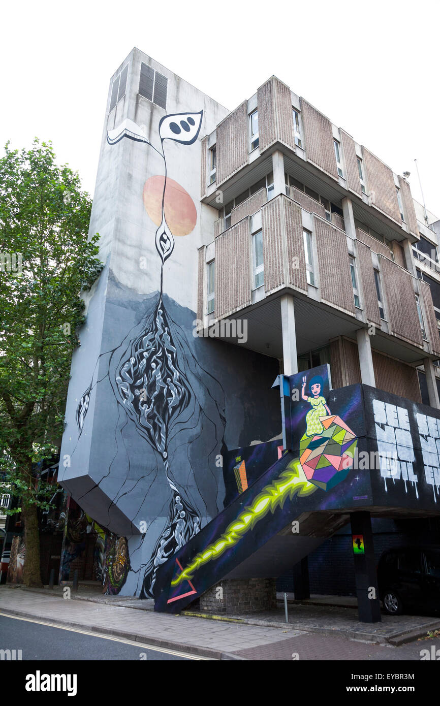Vedere alcun male 2012 opere d'arte dei graffiti a Bristol, Regno Unito - da Lucy McLauchlan (sinistra) Foto Stock