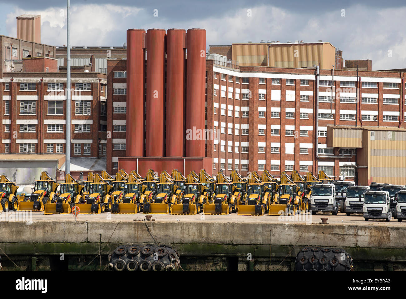 I trattori e i camion attendono l'esportazione sulla banchina nel Porto di Southampton Regno Unito Foto Stock