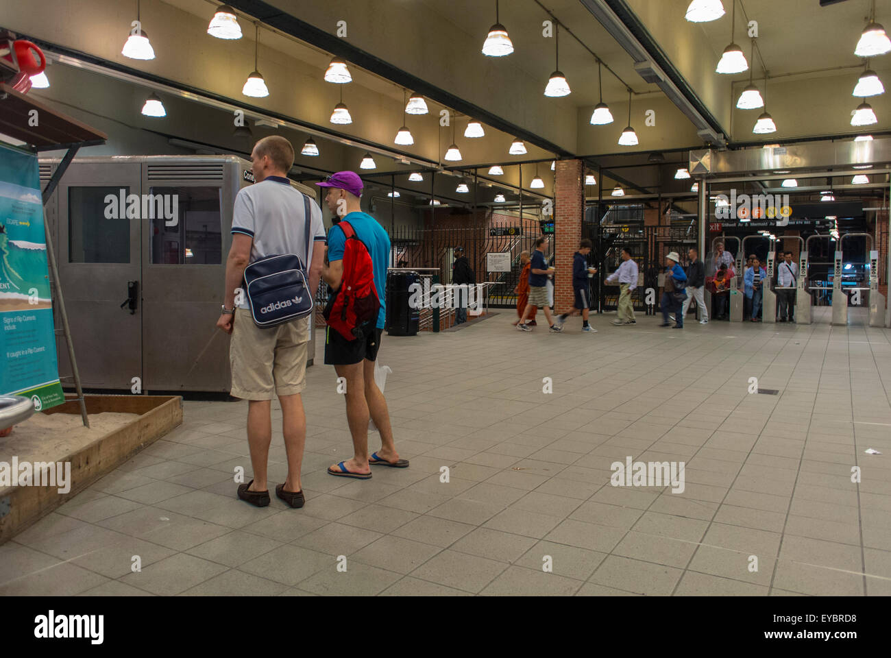 Coney Island, New York, New York NYC Subway Scenes, persone in attesa sul binario, metropolitana, fine linea, treno in stazione, quartiere di Brooklyn, Foto Stock