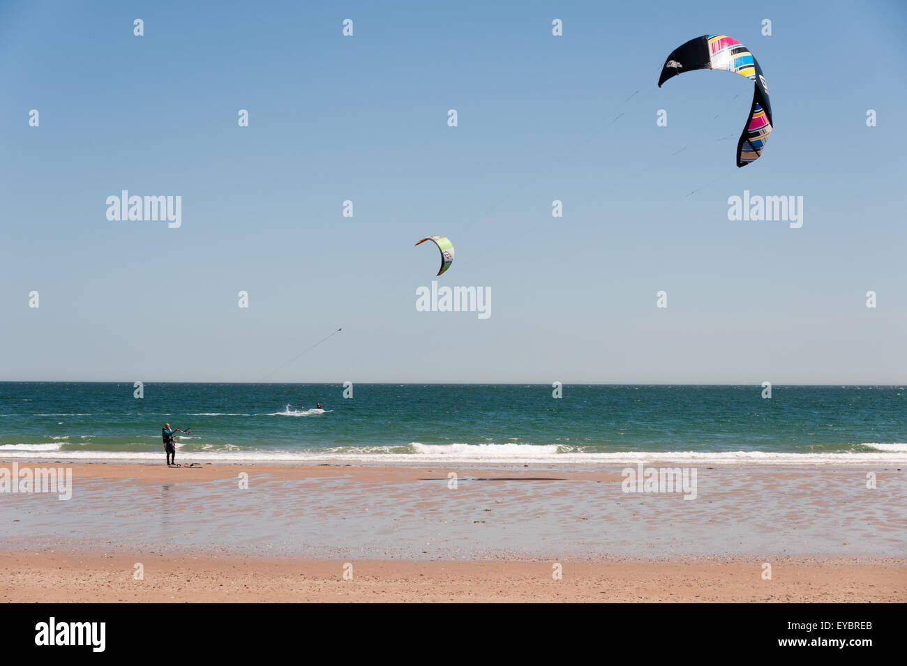 Un kitesurfer sulla spiaggia di South Beach, Tenby, Pembrokeshire, Wales, Regno Unito. Foto Stock