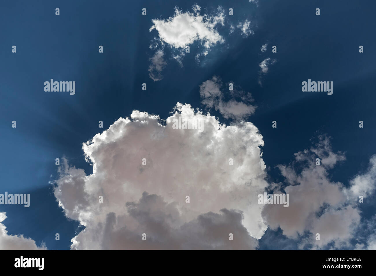 Guardando il soffici nuvole bianche e blu cielo Foto Stock