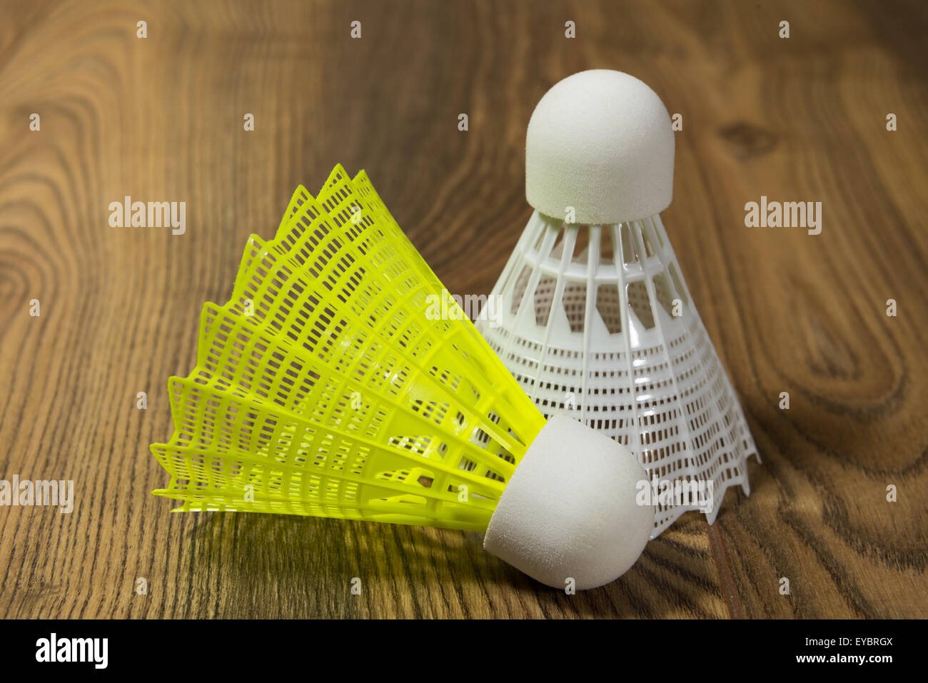 Volani per badminton bianco e giallo sul pavimento in legno Foto stock ...