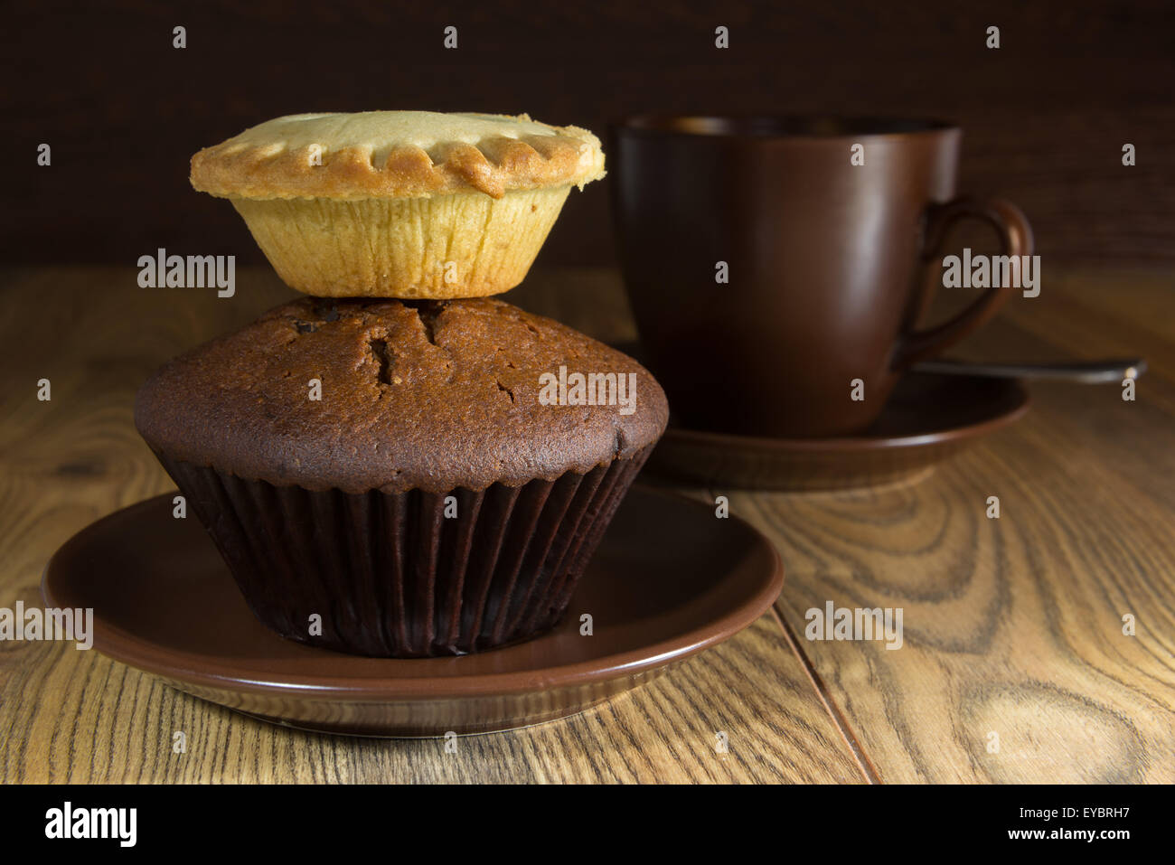 Torta al cioccolato e crema torta e una tazza di tè o caffè Foto Stock