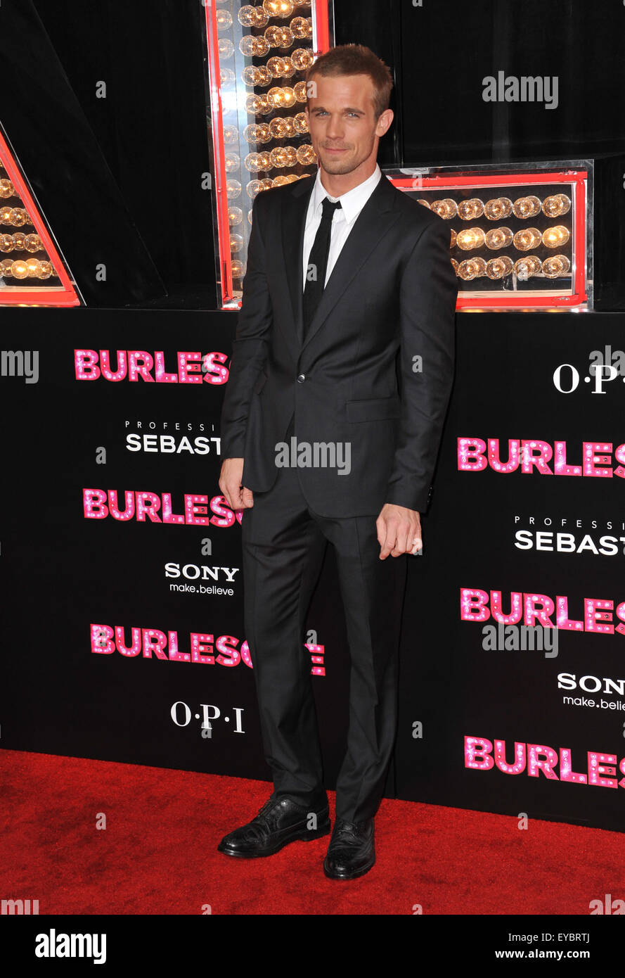 LOS ANGELES, CA - Novembre 15, 2010: Cam Gigandet presso il Los Angeles premiere del suo nuovo film "burlesco' a Grauman's Chinese Theater di Hollywood. Foto Stock