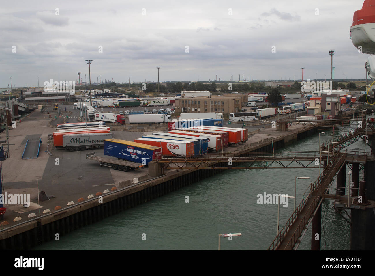 Contenitori e autocarri. Porto di Dunkerque Francia Foto Stock