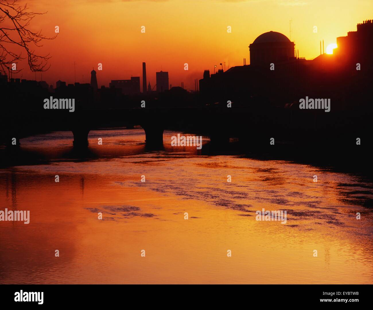 Quattro campi da tennis, Fiume Liffey, Dublino, Co Dublin, Irlanda; Corte Suprema in un 18esimo secolo edificio progettato da James Gandon Foto Stock