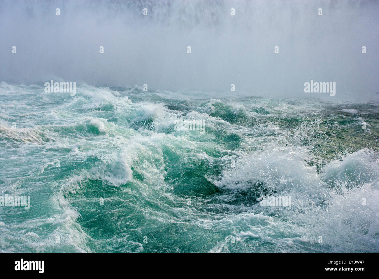 America del nord, Canada Ontario, Niagara Falls, acqua turbolenta alla base delle Cascate Horseshoe, Fiume Niagara Foto Stock