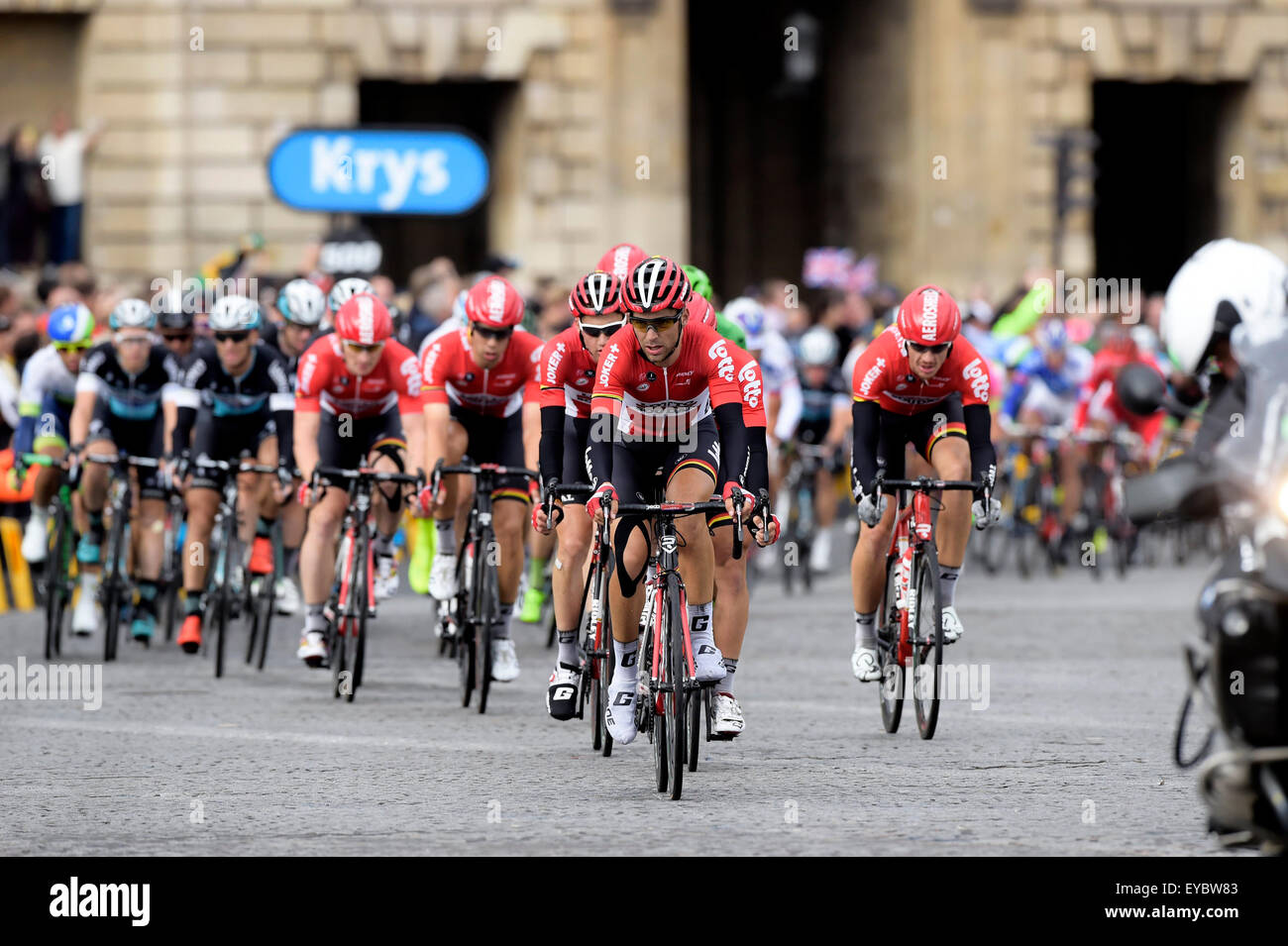 Tour de France tappa finale 21 Seves a Parigi. 26 Luglio, 2015. 26.07.2015. Sevres di Parigi. Peleton entra Parigi durante la fase di finitura 21 del 102º edizione del Tour de France 2015 con partenza da Sevres - Grand Paris Seine ad ovest e la finitura a Parigi - Champs Elysees, Francia (109, 5 kms) Credit: Azione Plus immagini di sport/Alamy Live News Foto Stock