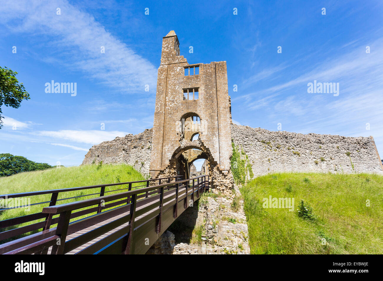 Ingresso alle rovine di Sherborne antico castello del XII secolo il palazzo medievale, Sherborne, Dorset, Regno Unito in estate con il blu del cielo Foto Stock