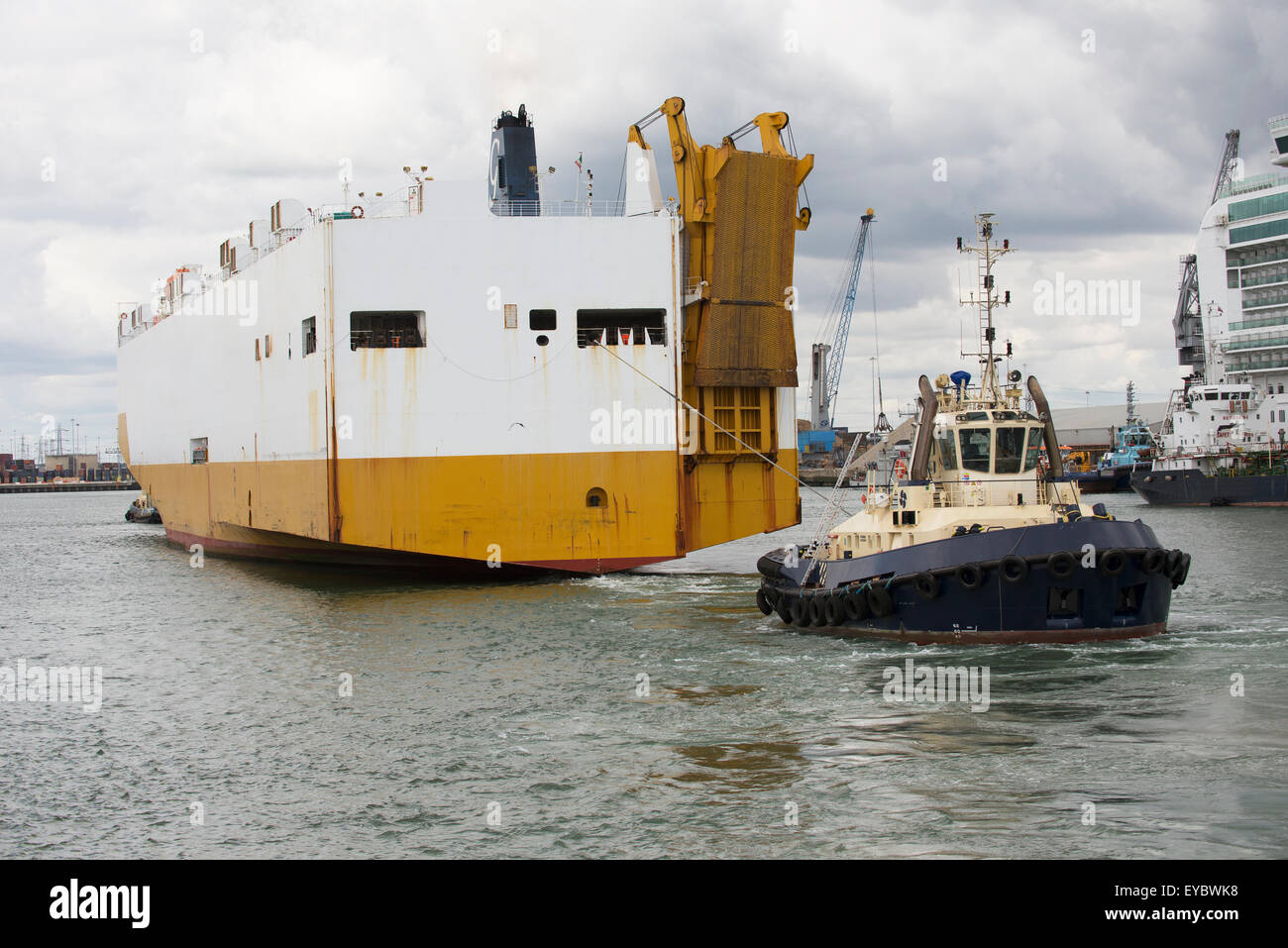 Rimorchiatore Bargate Svitzer con tubazioni attaccate a auto vettore porta Inghilterra Southampton Regno Unito Foto Stock