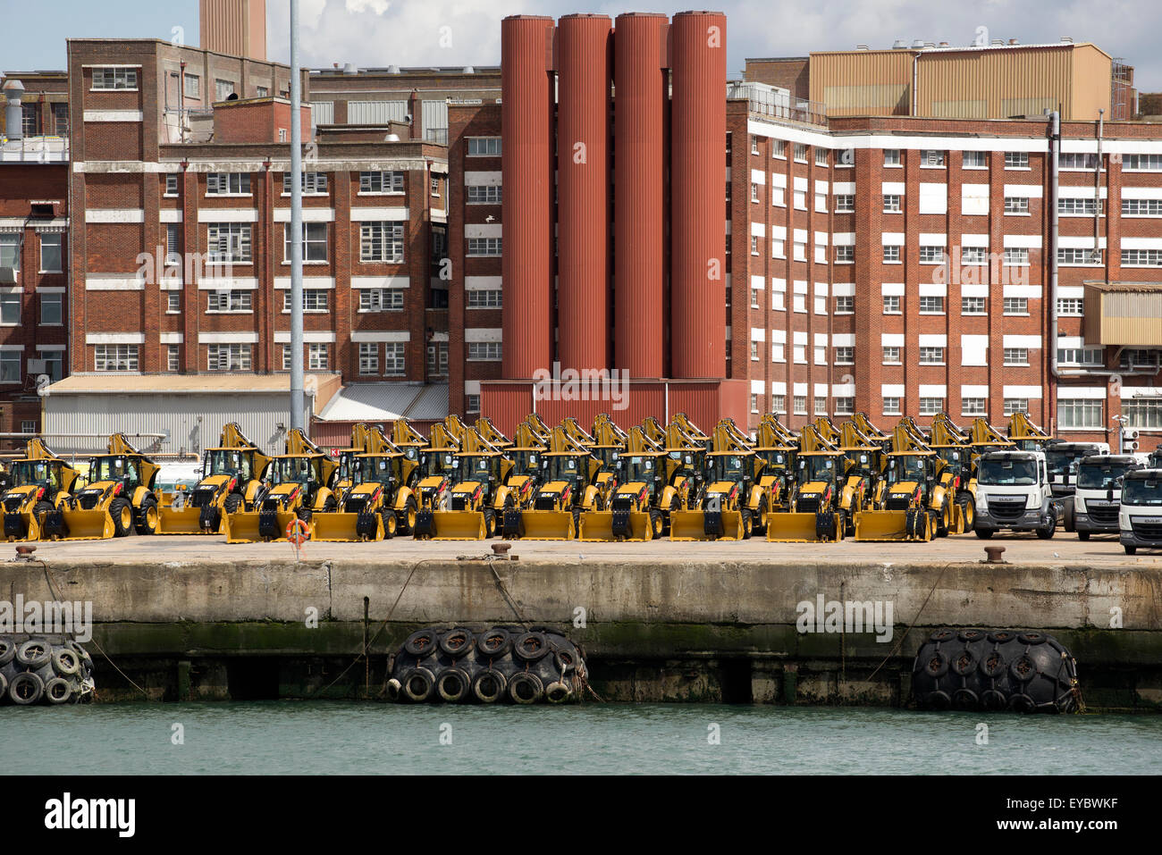 I trattori e i camion attendono l'esportazione sulla banchina nel Porto di Southampton Regno Unito Foto Stock