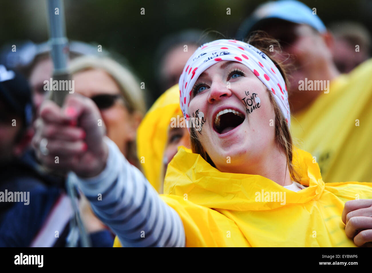 Parigi, Francia. Luglio 26, 2015. Ventola in bicicletta tenendo un selfie durante la fase 21 del Tour de France sugli Champs Elysees di Parigi. Foto: Miroslav Dakov/ Alamy Live News Foto Stock