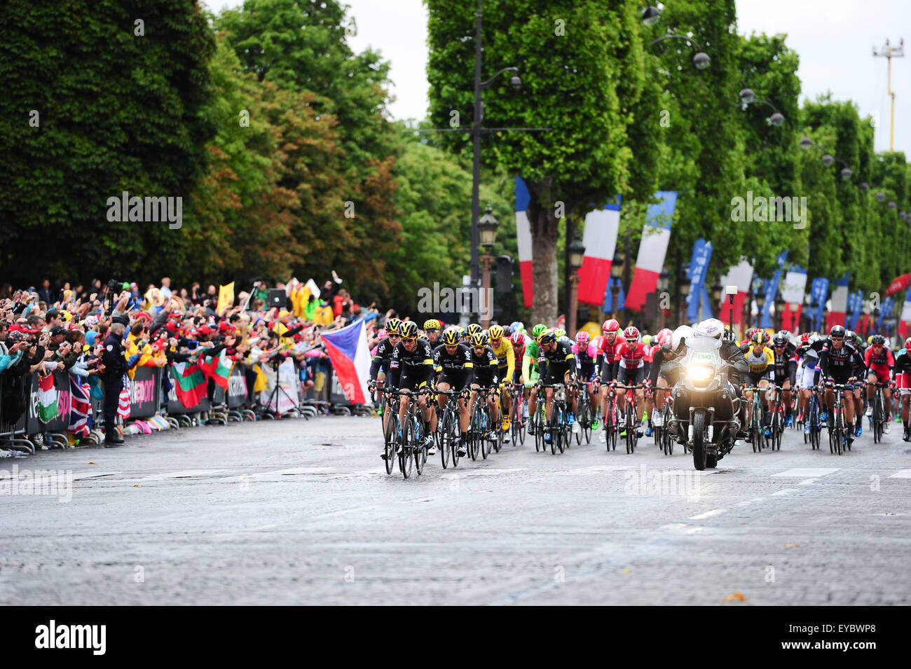 Parigi, Francia. Luglio 26, 2015. I piloti che passa lungo gli Champs Elysees durante la fase 21 del Tour de France a Parigi. Foto: Miroslav Dakov/ Alamy Live News Foto Stock