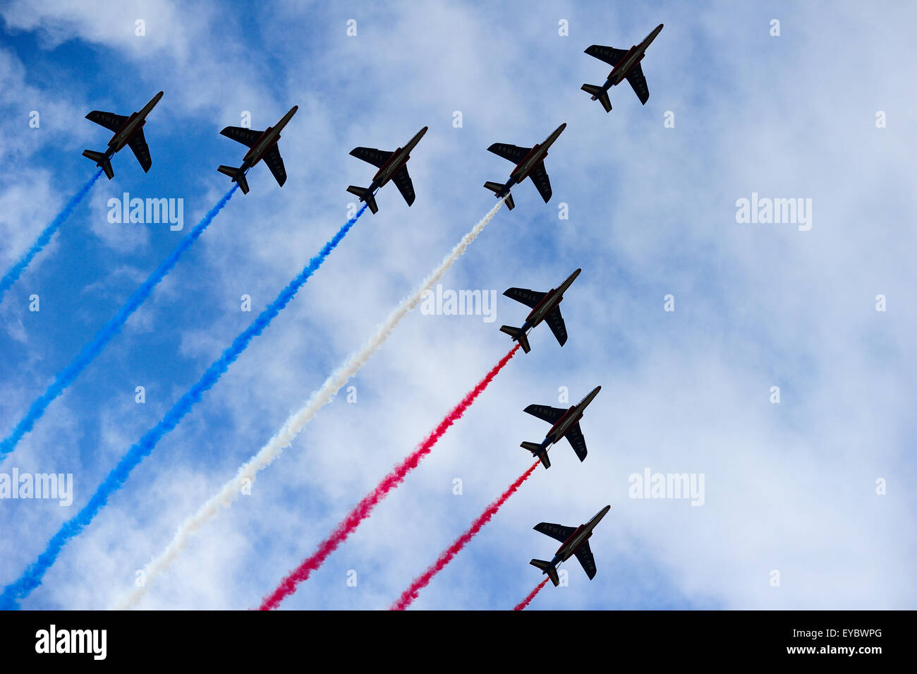 Parigi, Francia. Luglio 26, 2015. Francese Air Force jet fighter contrassegnare il cielo in bandiera francese colori blu, bianco e rosso durante la fase finale 21 del Tour de France a Parigi. Foto: Miroslav Dakov/ Alamy Live News Foto Stock