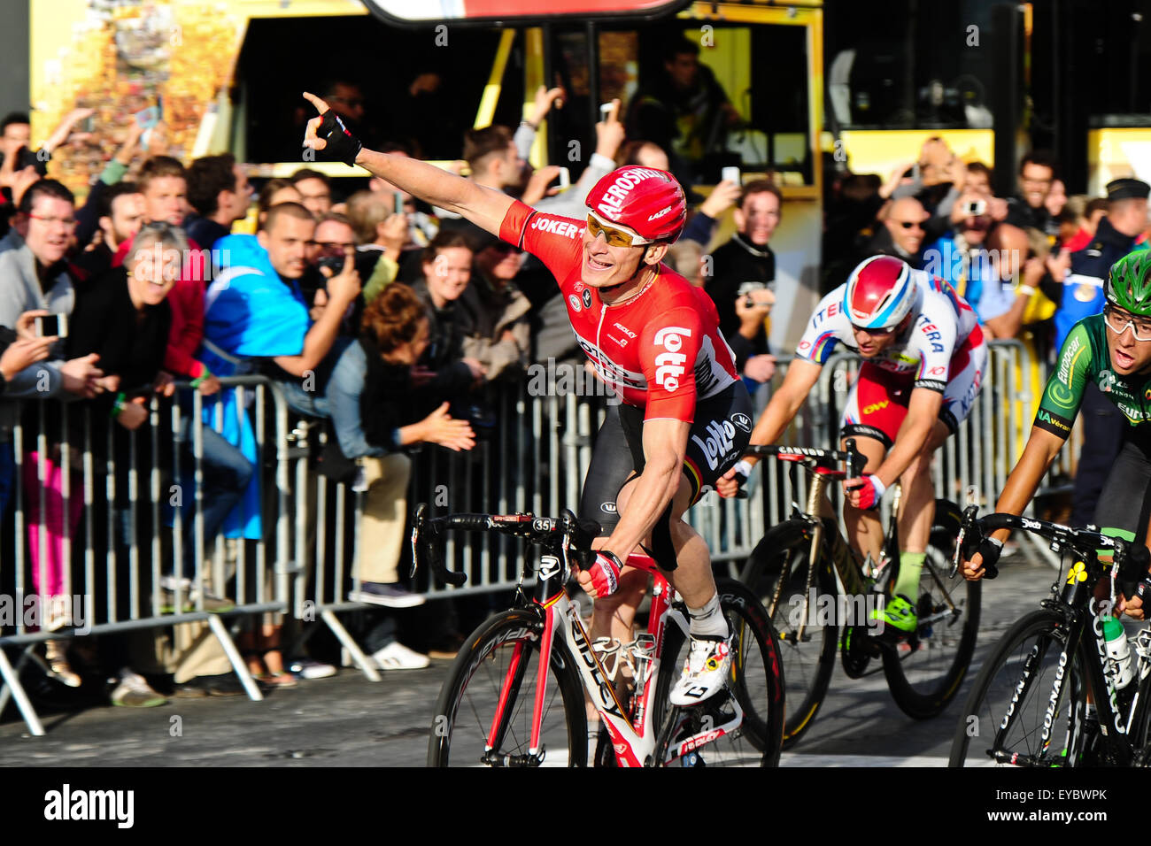 Parigi, Francia. Luglio 26, 2015. Andre Greipel (GER) del team Lotto-Soudal alza la mano vincente dopo la ventunesima e ultima tappa del Tour de France a Parigi. Foto: Miroslav Dakov/ Alamy Live News Foto Stock