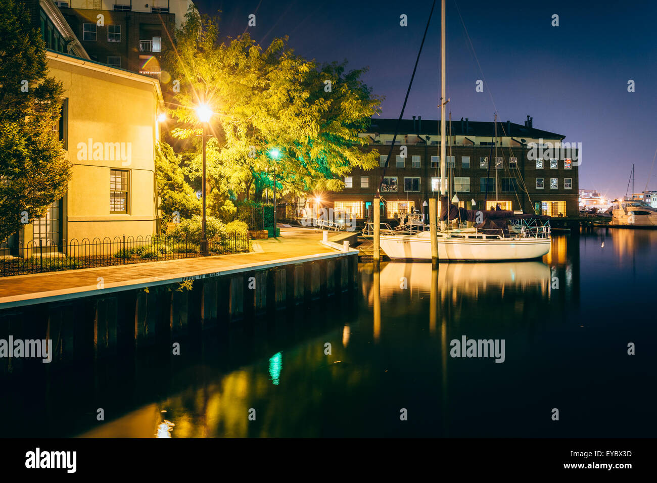 Barca e dal lungomare di Fells Point di notte, Baltimore, Maryland. Foto Stock