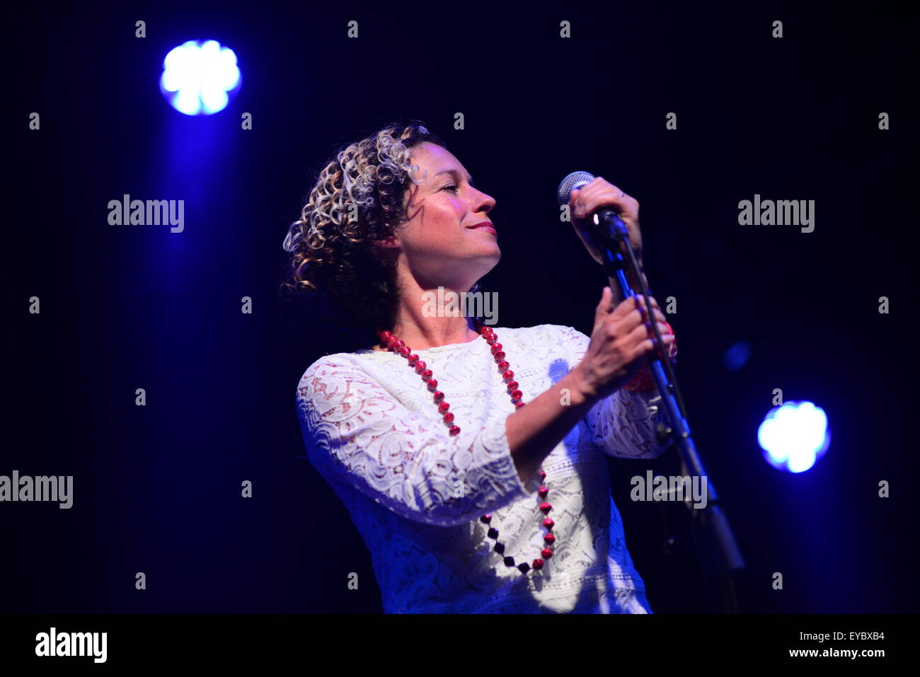 Barnsley, Regno Unito. Il 25 luglio 2015. Cantante Folk Kate Rusby eseguendo in sotto le stelle Festival, Barnsley, South Yorkshire. Immagine: Scott Bairstow/Alamy Foto Stock