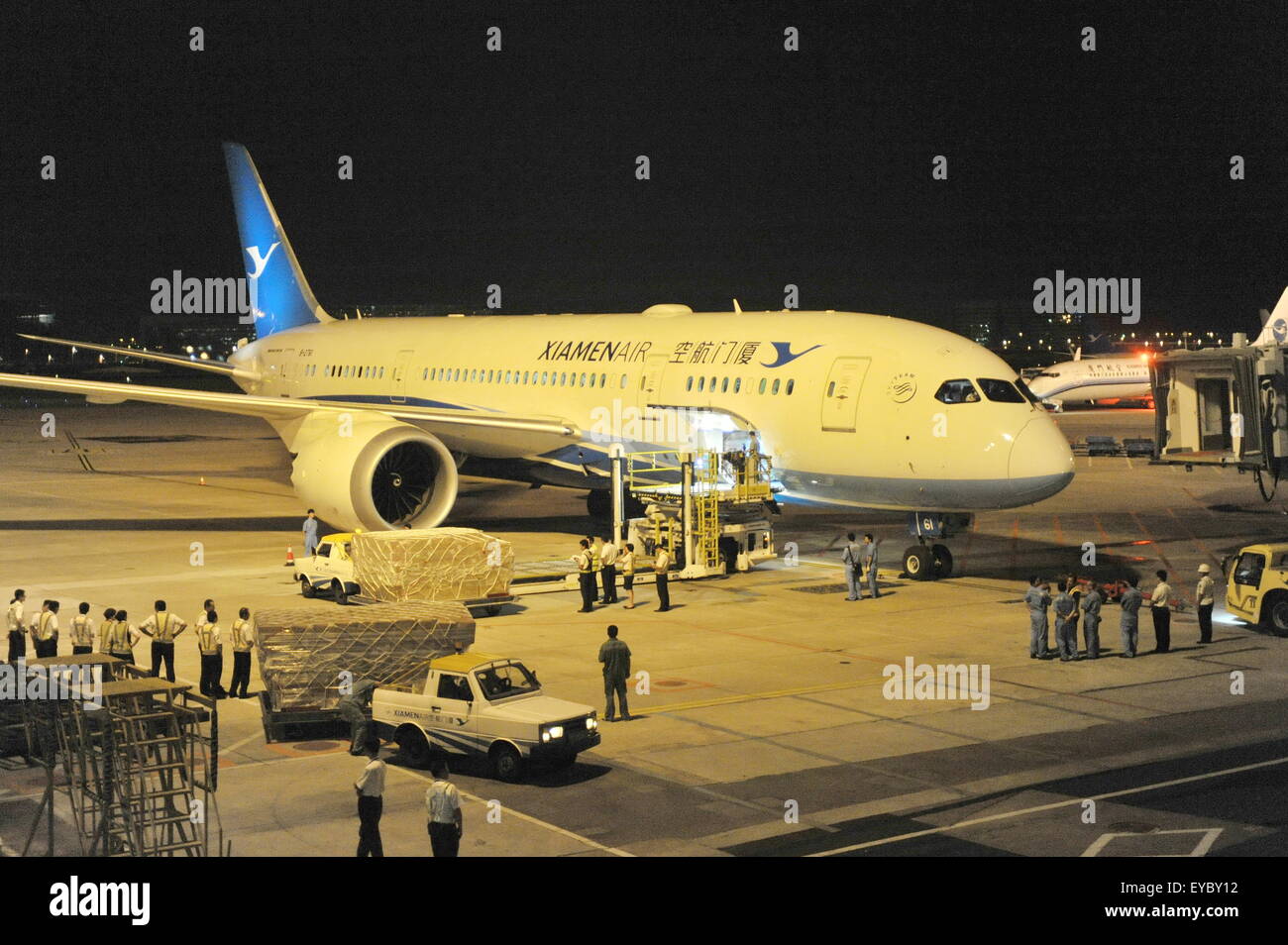 Xiamen, cinese della provincia del Fujian. 26 Luglio, 2015. Foto scattata a luglio 26, 2015 mostra il modello MF811 volo a Amsterdam in un aeroporto Xiamen, a sud-est della Cina di provincia del Fujian, 26 luglio 2015. Xiamen Airlines ha lanciato il gestore del primo percorso intercontinentale, il percorso Xiamen-Amsterdam domenica. © Lin Shanchuan/Xinhua/Alamy Live News Foto Stock