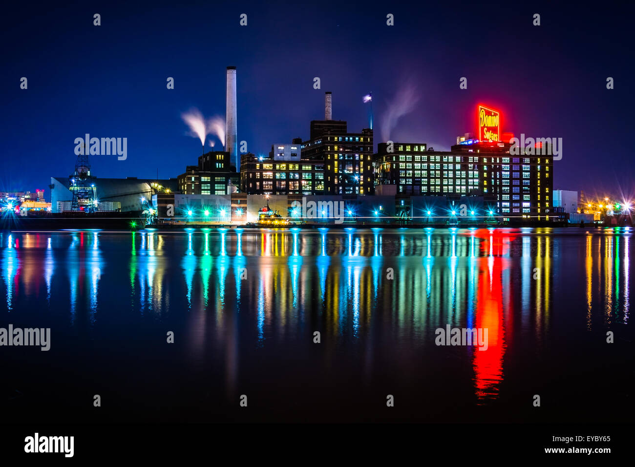 Il Domino fabbrica di zuccheri di notte a Baltimora, Maryland. Foto Stock