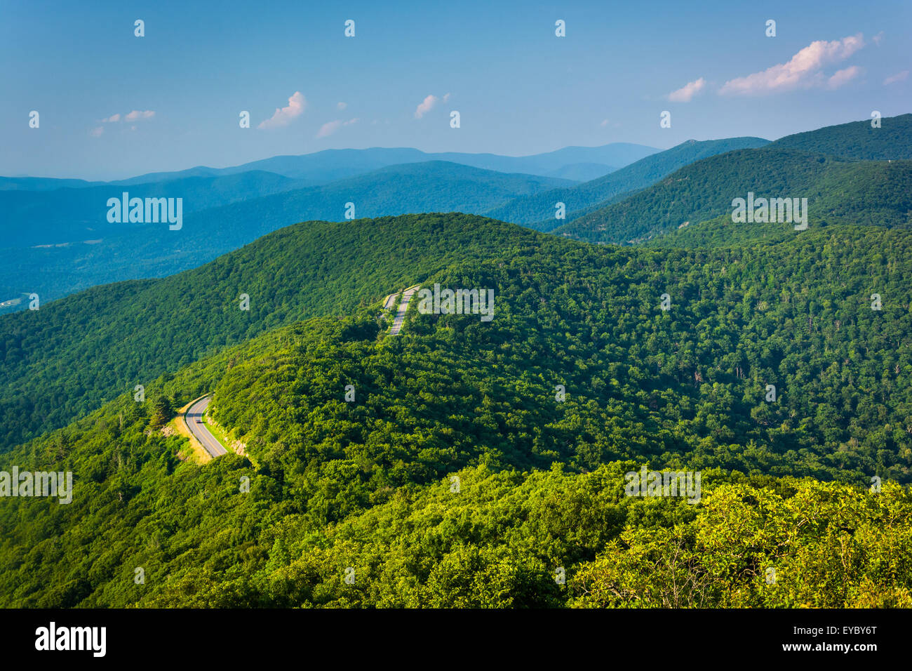 Vista delle Blue Ridge Mountains da Little Stony Man scogliere nel Parco Nazionale di Shenandoah, Virginia. Foto Stock