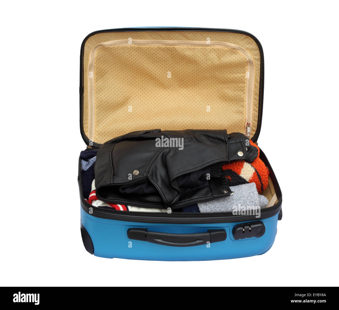 Aprire la valigia impaccato con un abbigliamento caldo su sfondo bianco Foto Stock