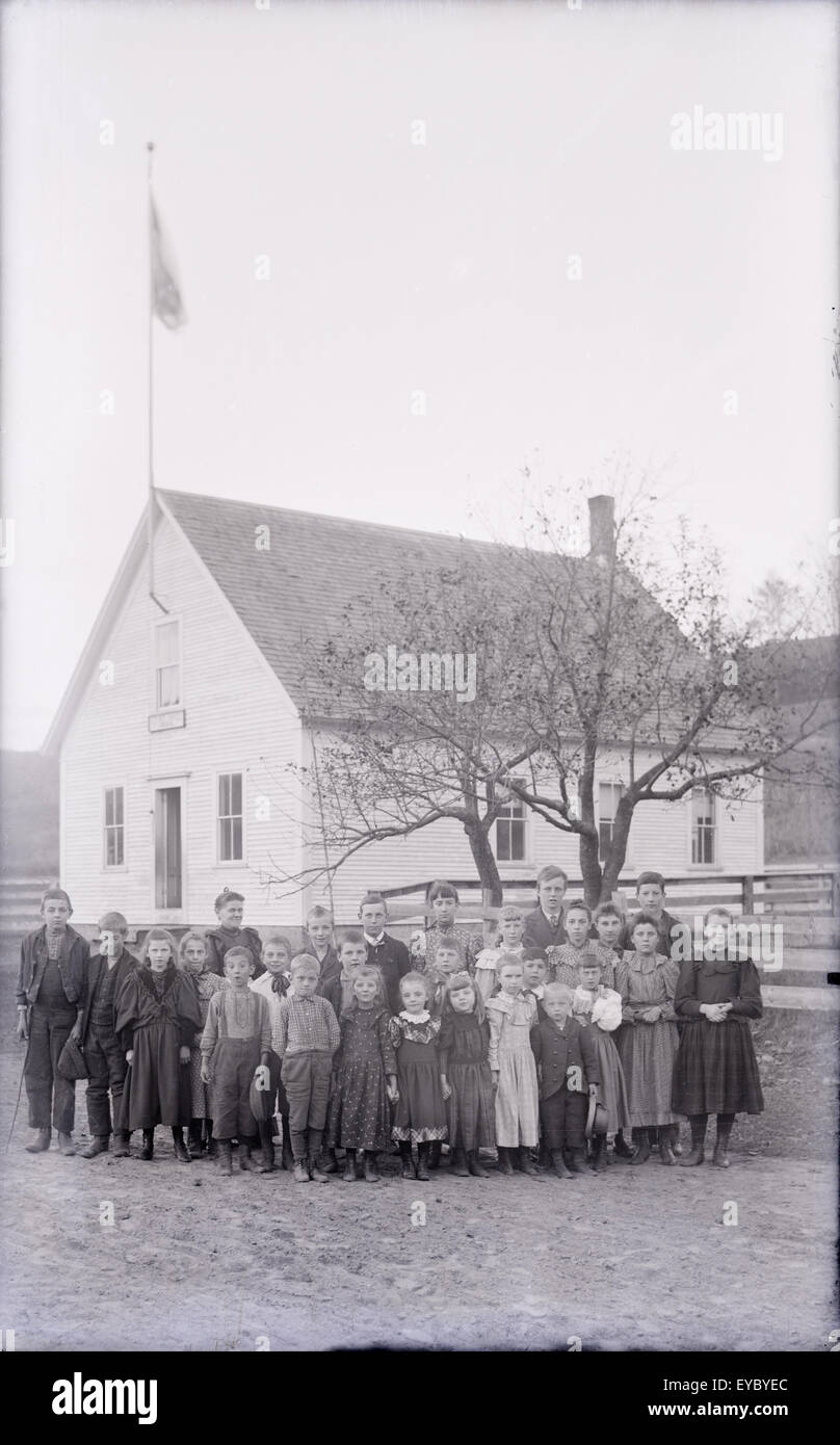 Antique c1900 fotografia di una sola camera schoolhouse e studenti con insegnante. Vi è un 1888 data l edificio scolastico di placca. La posizione è USA; informazioni più specifiche non è disponibile. Foto Stock
