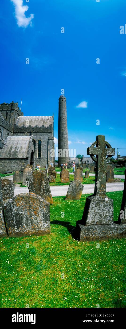 San Canice's Cathedral, città di Kilkenny, nella Contea di Kilkenny, Irlanda; la storica cattedrale e il cimitero Foto Stock