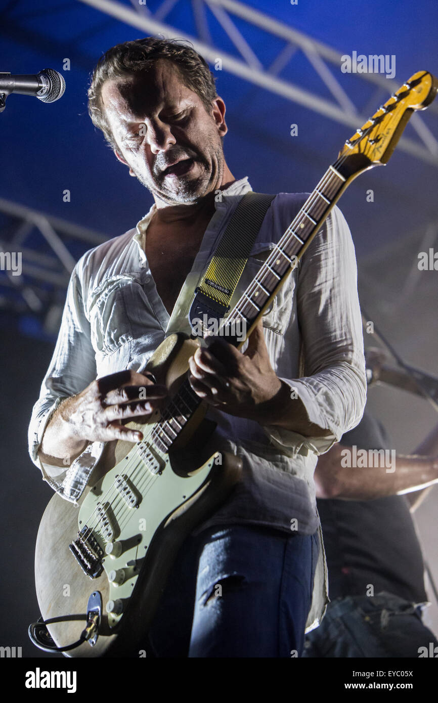 Milano Italia. Il 26 luglio 2015. Il belga rock band dEUS esegue live al CarroPonte durante il 'tour europeo 2015' Credit: Rodolfo Sassano/Alamy Live News Foto Stock